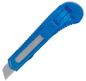 Нож канцелярский 18 мм в пластиковом прозрачном корпусе